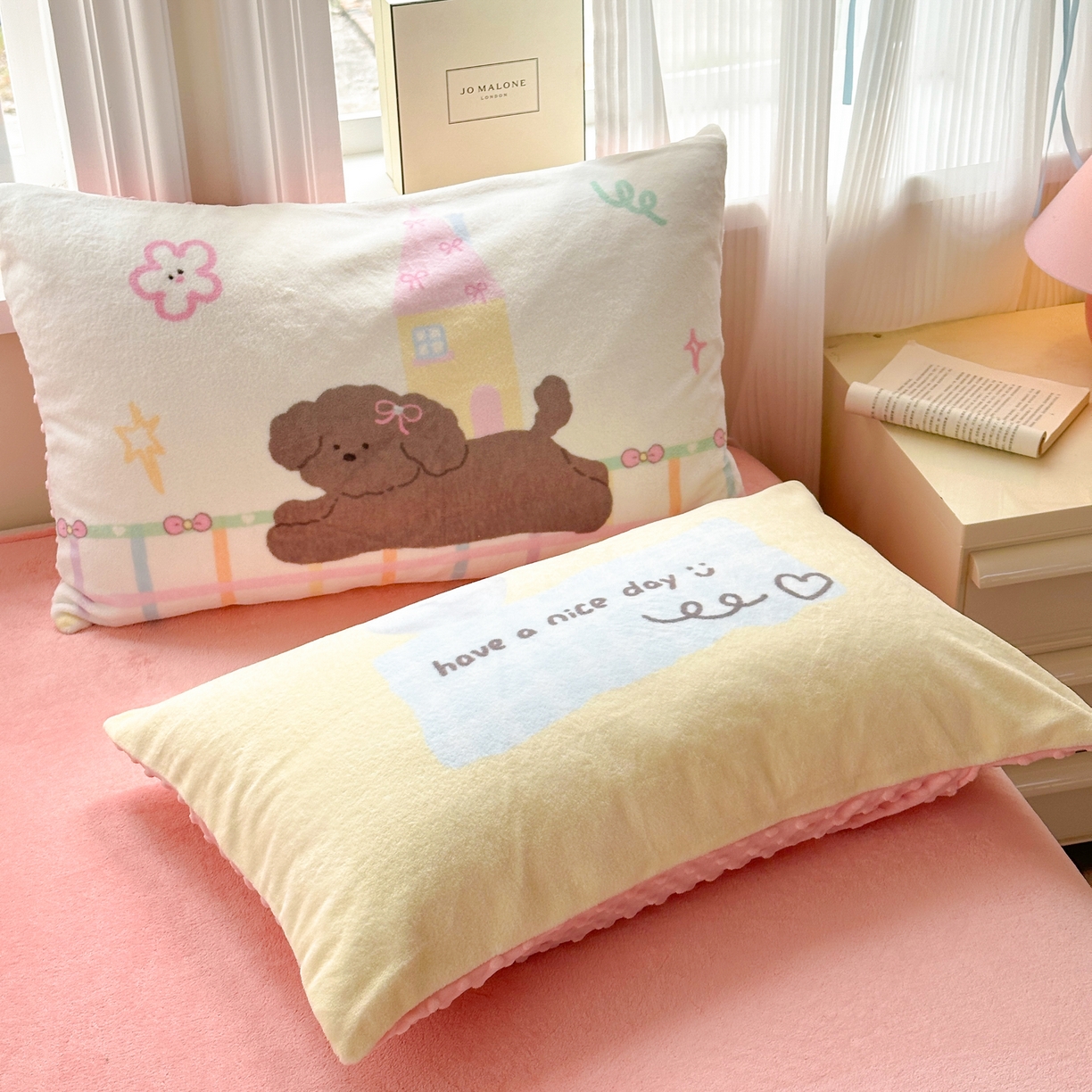 91家纺网 家纺一手货源 找家纺 星期八 2025新款卡通大版牛奶绒豆豆绒数码印花四件套 房子小狗