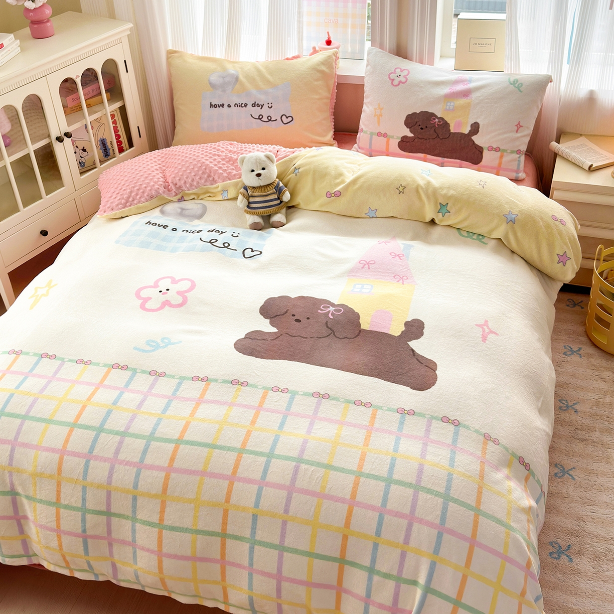 91家纺网 家纺一手货源 找家纺 星期八 2025新款卡通大版牛奶绒豆豆绒数码印花四件套 房子小狗