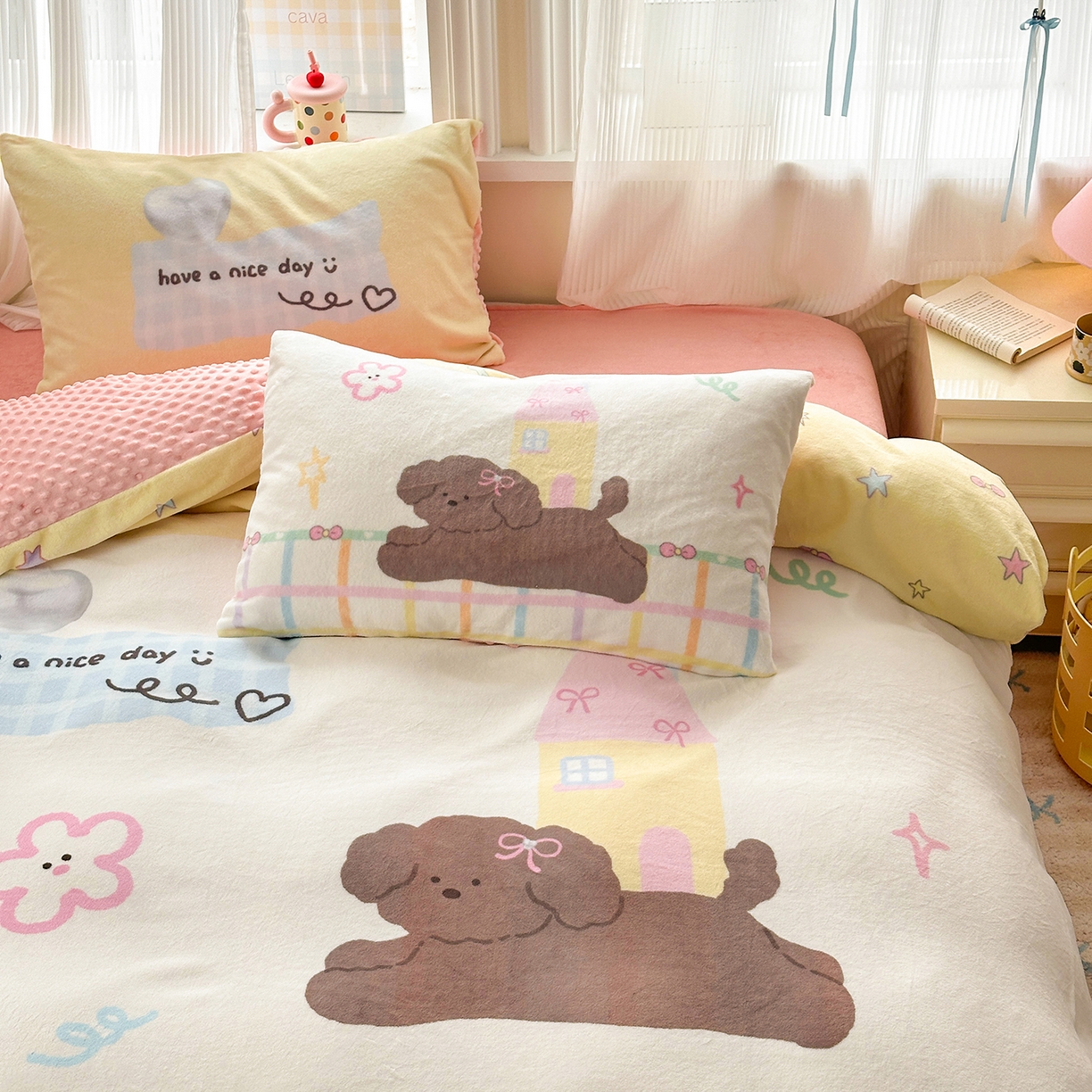 91家纺网 家纺一手货源 找家纺 星期八 2025新款卡通大版牛奶绒豆豆绒数码印花四件套 房子小狗