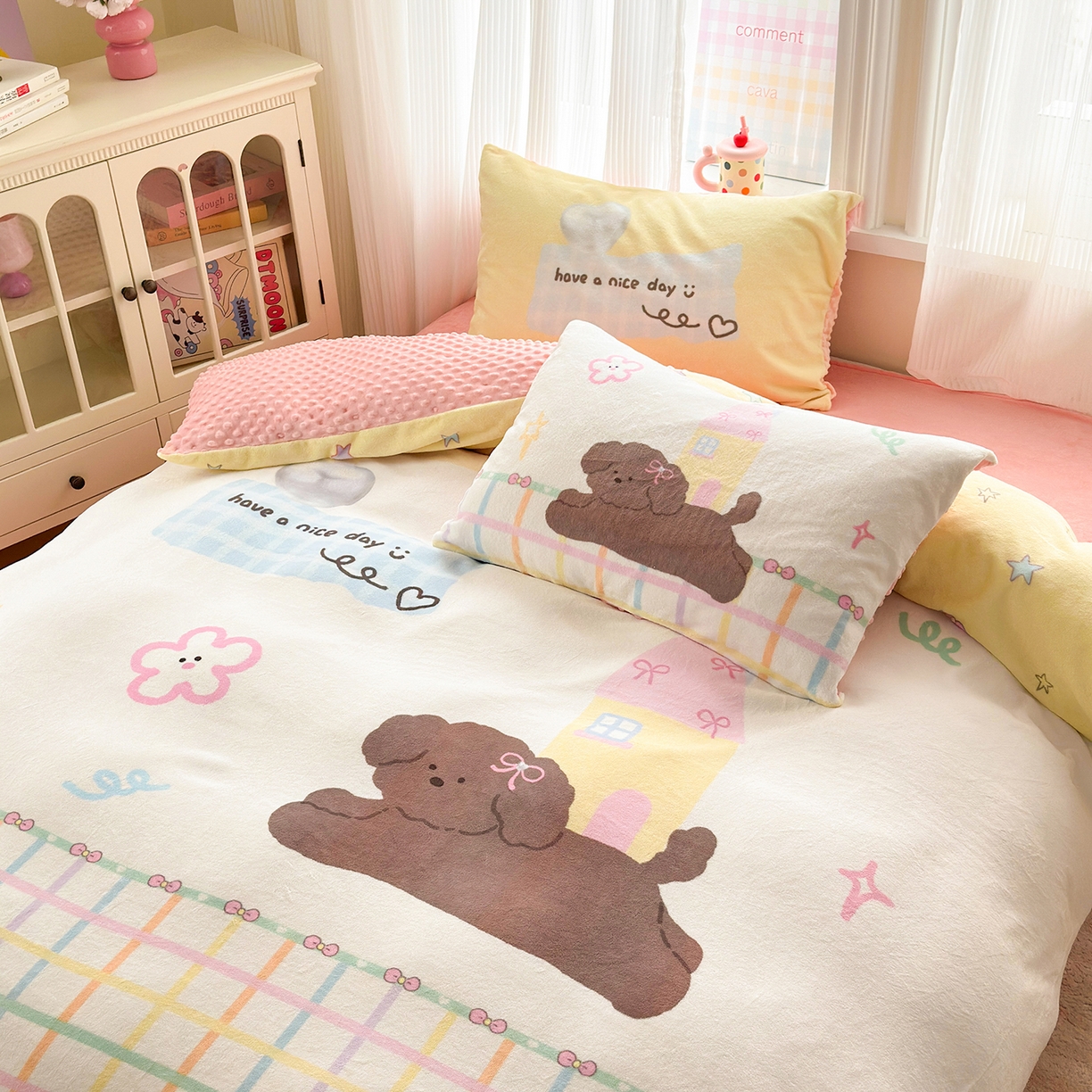 91家纺网 家纺一手货源 找家纺 星期八 2025新款卡通大版牛奶绒豆豆绒数码印花四件套 房子小狗