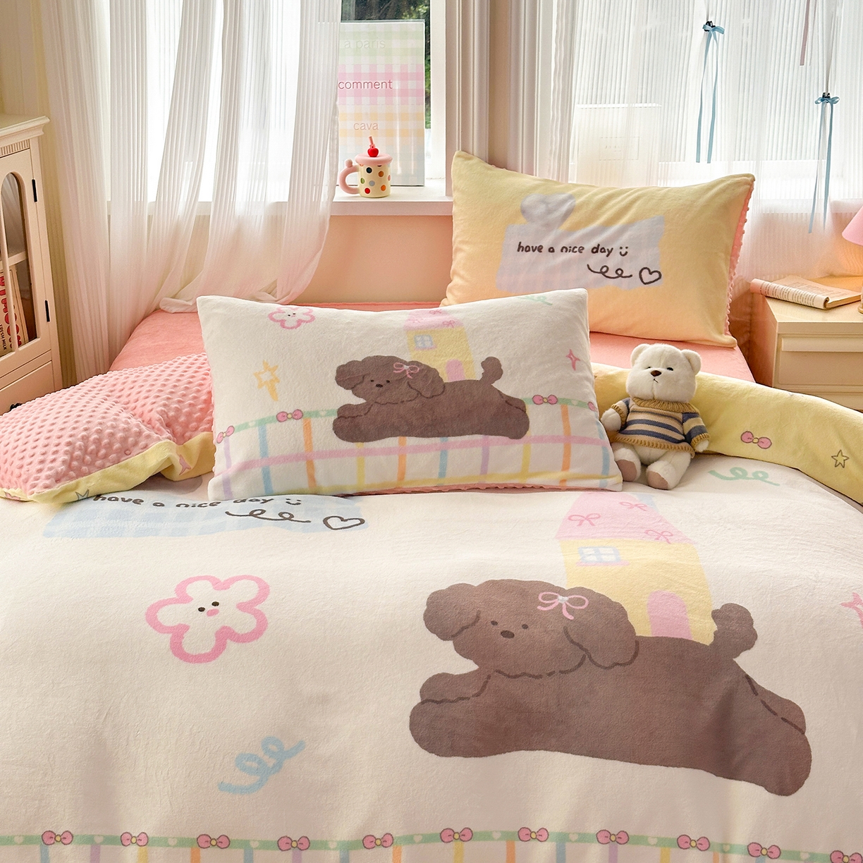 91家纺网 家纺一手货源 找家纺 星期八 2025新款卡通大版牛奶绒豆豆绒数码印花四件套 房子小狗