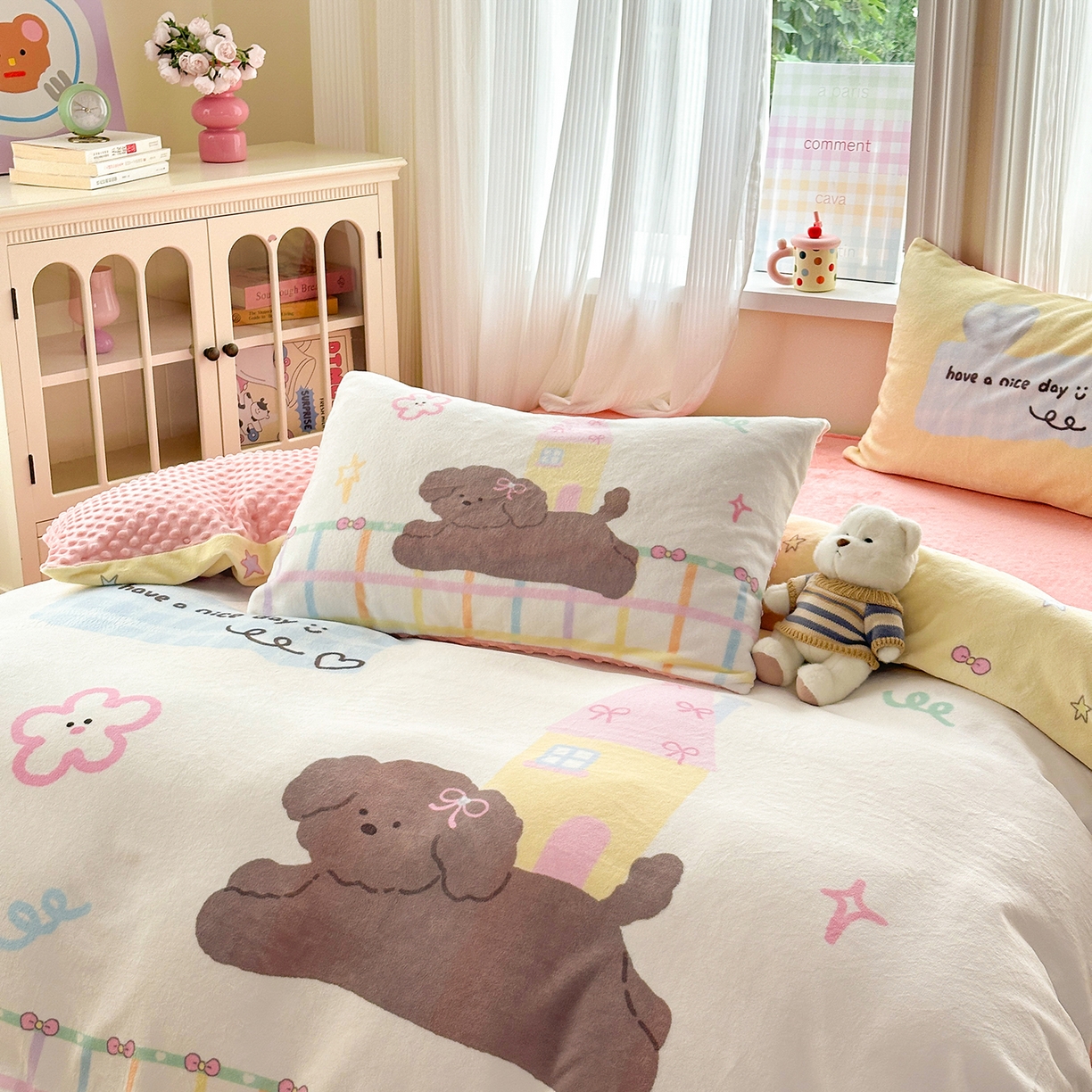 91家纺网 家纺一手货源 找家纺 星期八 2025新款卡通大版牛奶绒豆豆绒数码印花四件套 房子小狗