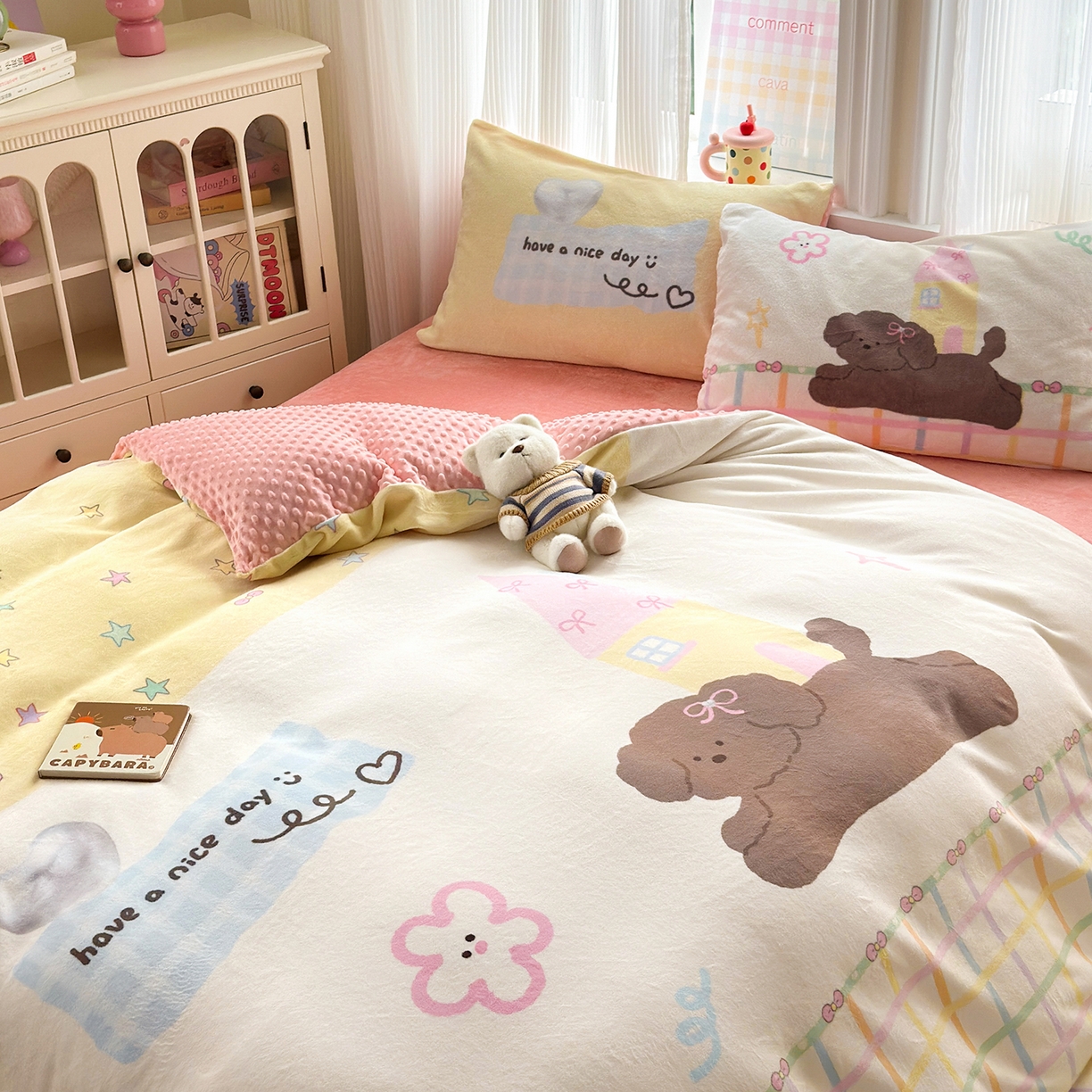 91家纺网 家纺一手货源 找家纺 星期八 2025新款卡通大版牛奶绒豆豆绒数码印花四件套 房子小狗