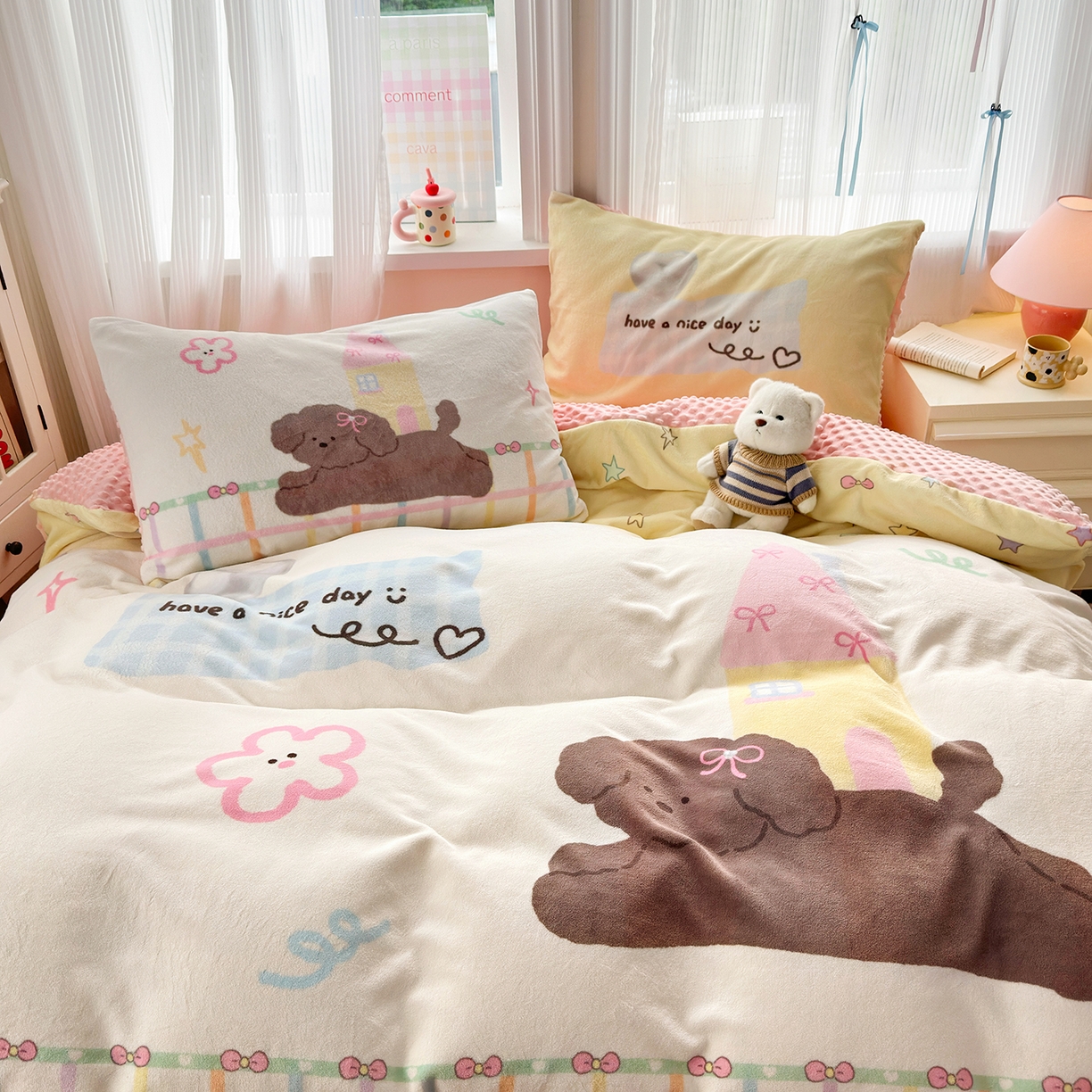 91家纺网 家纺一手货源 找家纺 星期八 2025新款卡通大版牛奶绒豆豆绒数码印花四件套 房子小狗