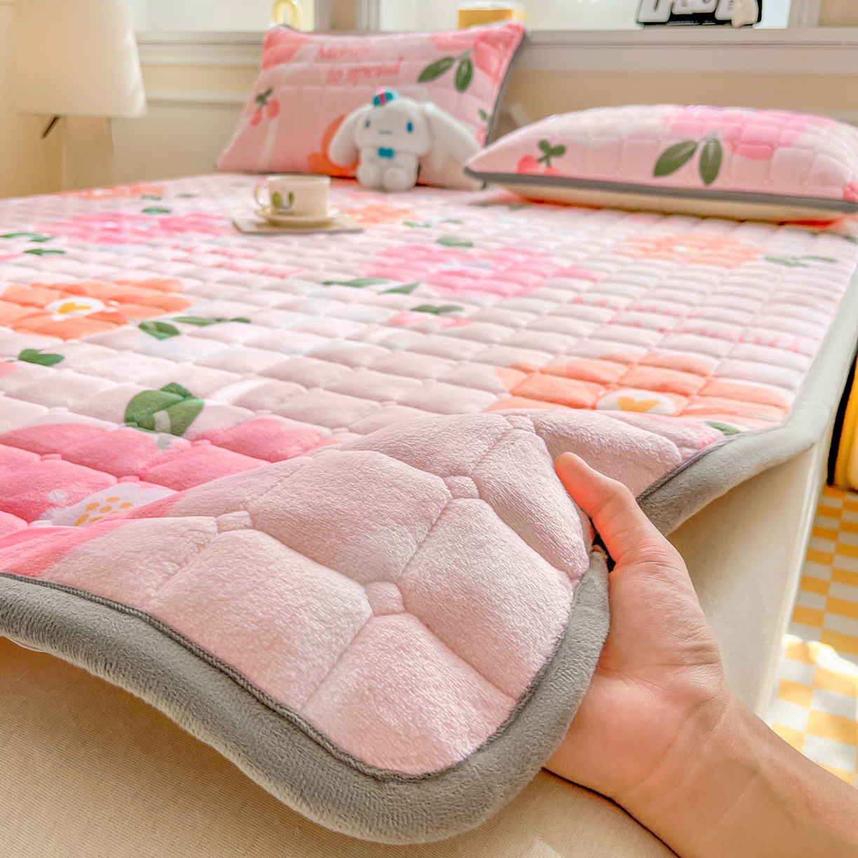 小叮当家纺仓储工厂店 2025新款牛奶绒夹棉印花床垫床护垫大床图 绒床垫-花簇甜憩粉色