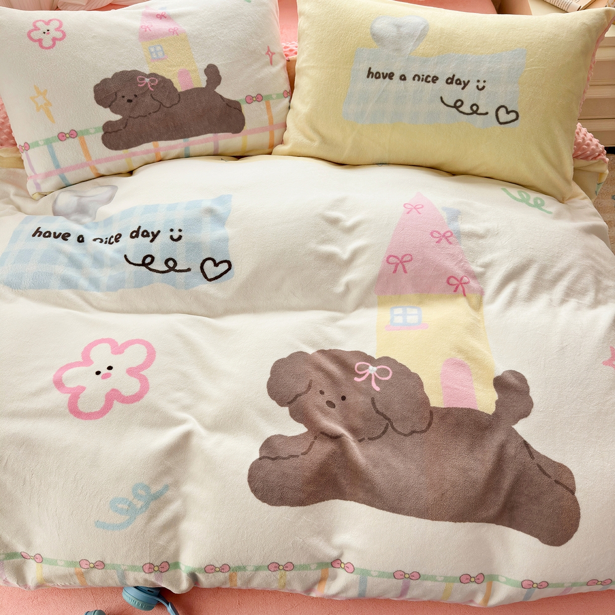 91家纺网 家纺一手货源 找家纺 星期八 2025新款卡通大版牛奶绒豆豆绒数码印花四件套 房子小狗