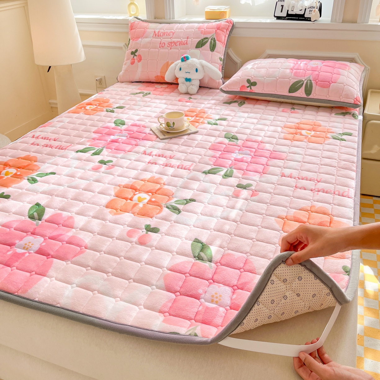 91家纺网 家纺一手货源 找家纺 小叮当家纺仓储工厂店 2025新款牛奶绒夹棉印花床垫床护垫大床图 绒床垫-花簇甜憩粉色