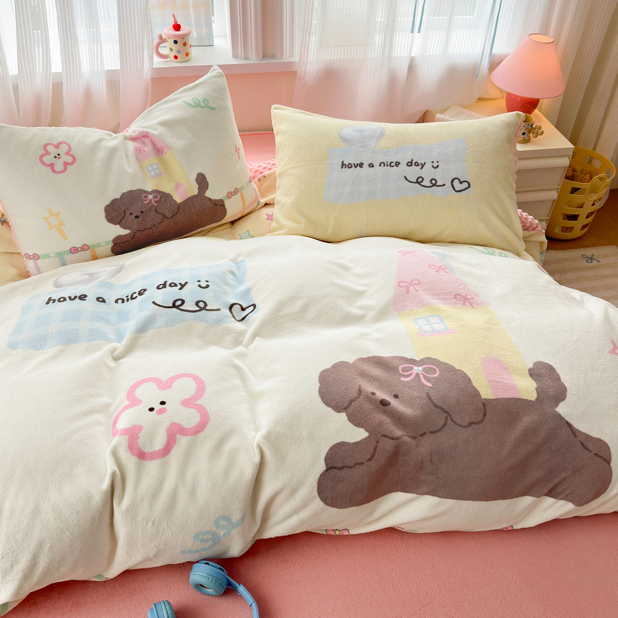 91家纺网 家纺一手货源 找家纺 星期八 2025新款卡通大版牛奶绒豆豆绒数码印花四件套 房子小狗