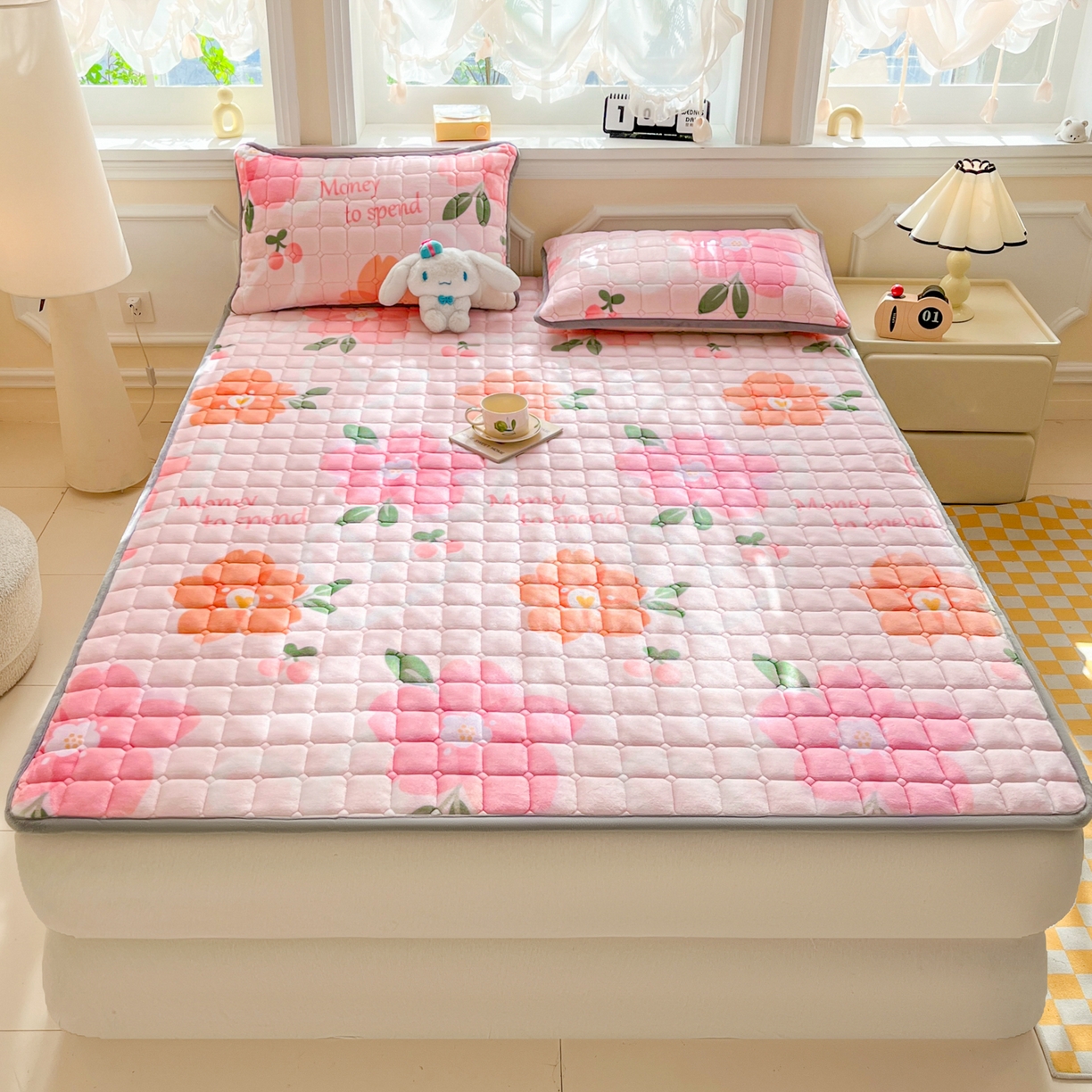 91家纺网 家纺一手货源 找家纺 小叮当家纺仓储工厂店 2025新款牛奶绒夹棉印花床垫床护垫大床图 绒床垫-花簇甜憩粉色