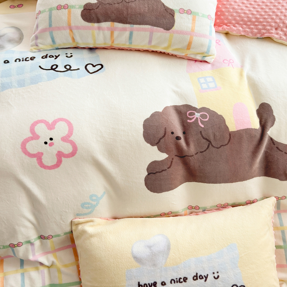 91家纺网 家纺一手货源 找家纺 星期八 2025新款卡通大版牛奶绒豆豆绒数码印花四件套 房子小狗