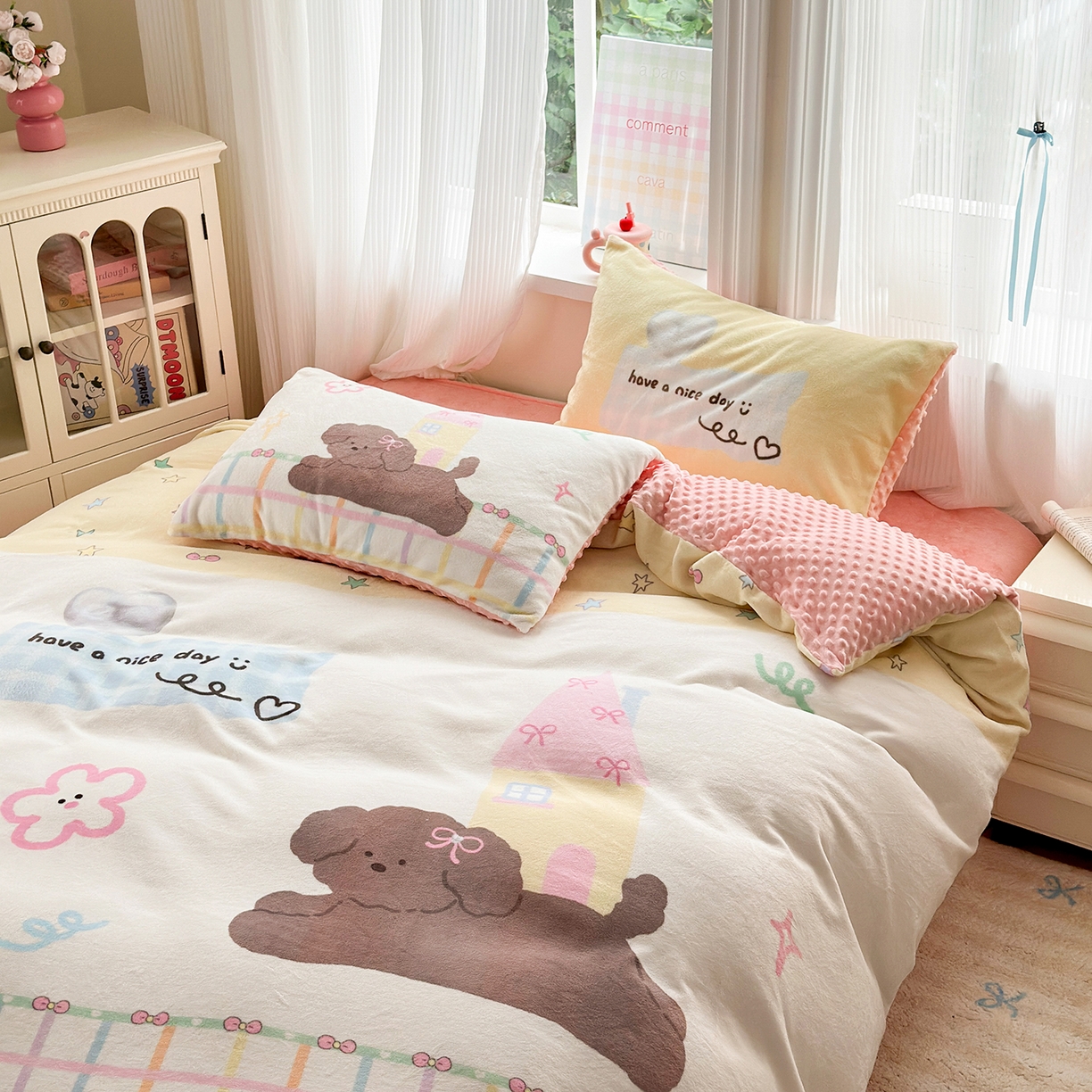 91家纺网 家纺一手货源 找家纺 星期八 2025新款卡通大版牛奶绒豆豆绒数码印花四件套 房子小狗