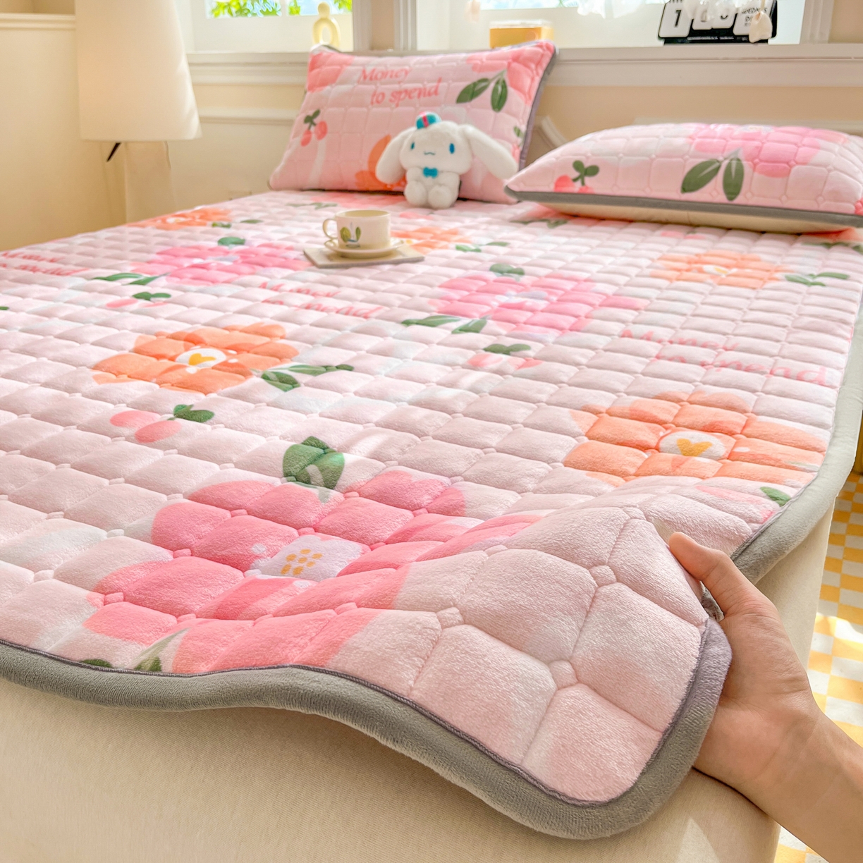 91家纺网 家纺一手货源 找家纺 小叮当家纺仓储工厂店 2025新款牛奶绒夹棉印花床垫床护垫大床图 绒床垫-花簇甜憩粉色