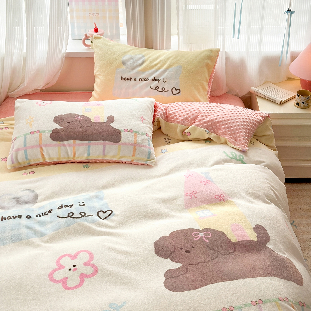 91家纺网 家纺一手货源 找家纺 星期八 2025新款卡通大版牛奶绒豆豆绒数码印花四件套 房子小狗