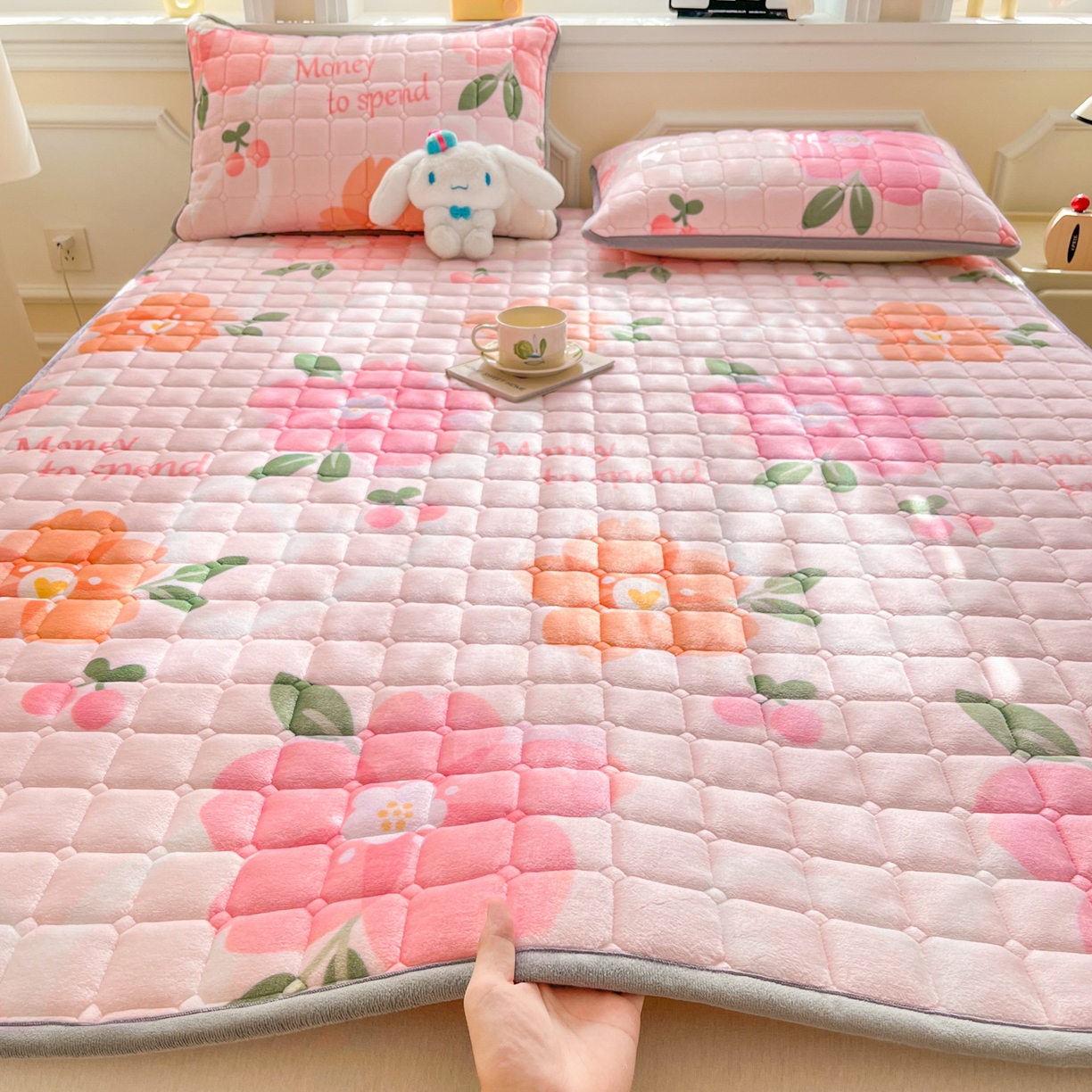 91家纺网 家纺一手货源 找家纺 小叮当家纺仓储工厂店 2025新款牛奶绒夹棉印花床垫床护垫大床图 绒床垫-花簇甜憩粉色