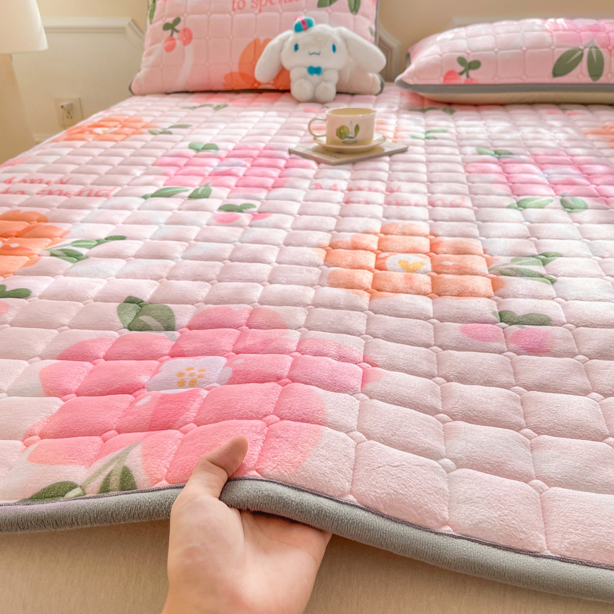 91家纺网 家纺一手货源 找家纺 小叮当家纺仓储工厂店 2025新款牛奶绒夹棉印花床垫床护垫大床图 绒床垫-花簇甜憩粉色