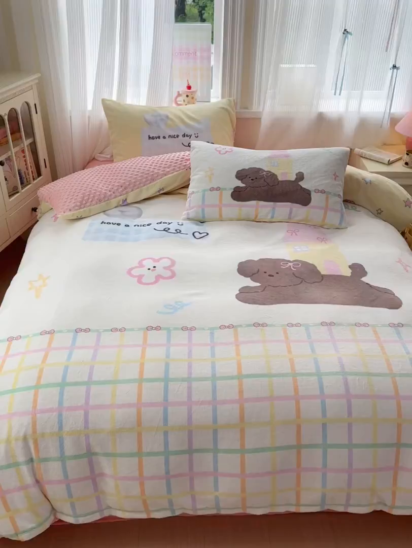 91家纺网 家纺一手货源 找家纺 星期八 2025新款卡通大版牛奶绒豆豆绒数码印花四件套 房子小狗