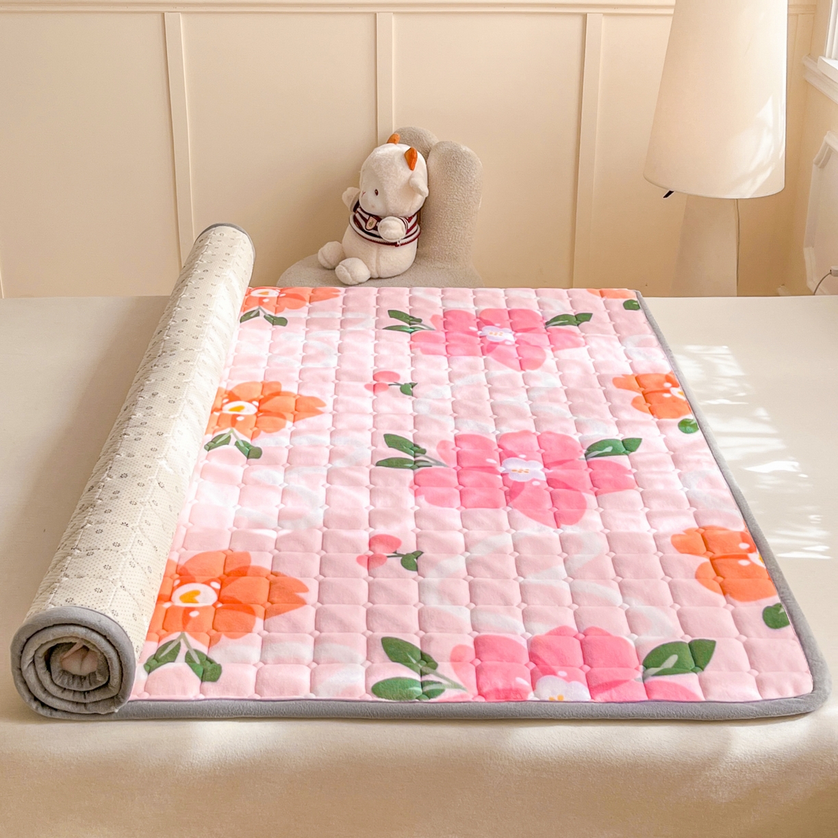 91家纺网 家纺一手货源 找家纺 小叮当家纺仓储工厂店 2025新款牛奶绒夹棉印花床垫床护垫大床图 绒床垫-花簇甜憩粉色