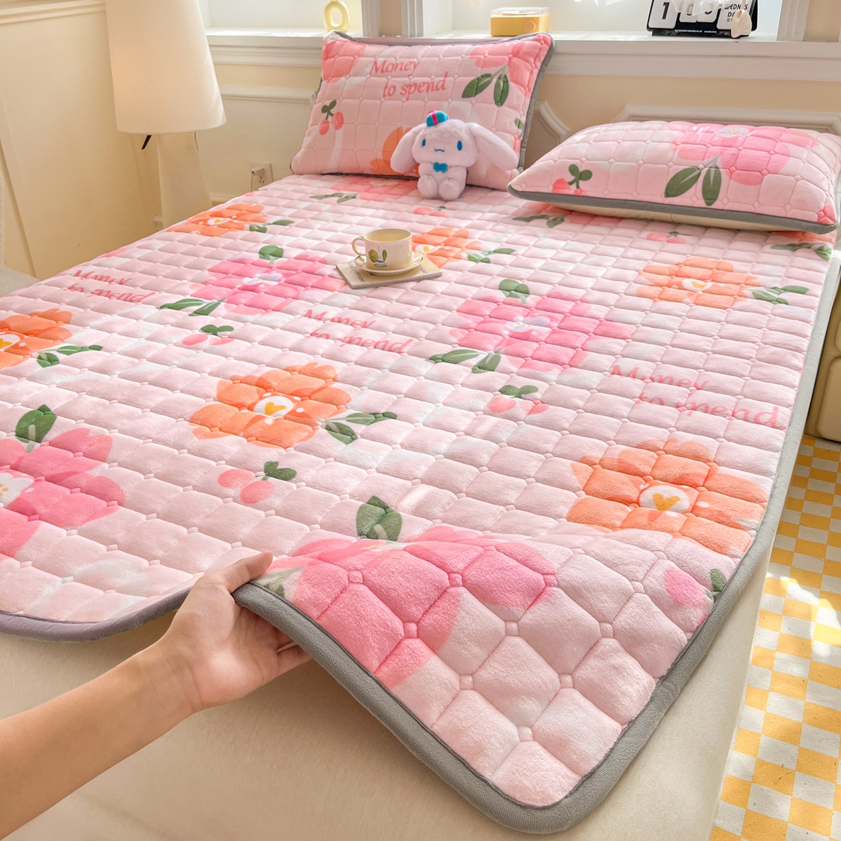 91家纺网 家纺一手货源 找家纺 小叮当家纺仓储工厂店 2025新款牛奶绒夹棉印花床垫床护垫大床图 绒床垫-花簇甜憩粉色
