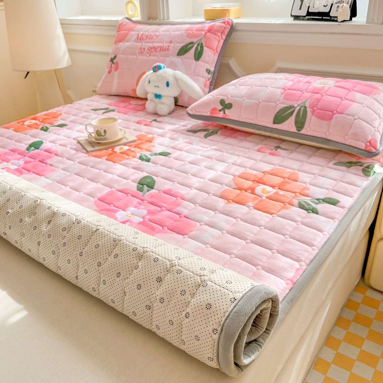 91家纺网 家纺一手货源 找家纺 小叮当家纺仓储工厂店 2025新款牛奶绒夹棉印花床垫床护垫大床图 绒床垫-花簇甜憩粉色