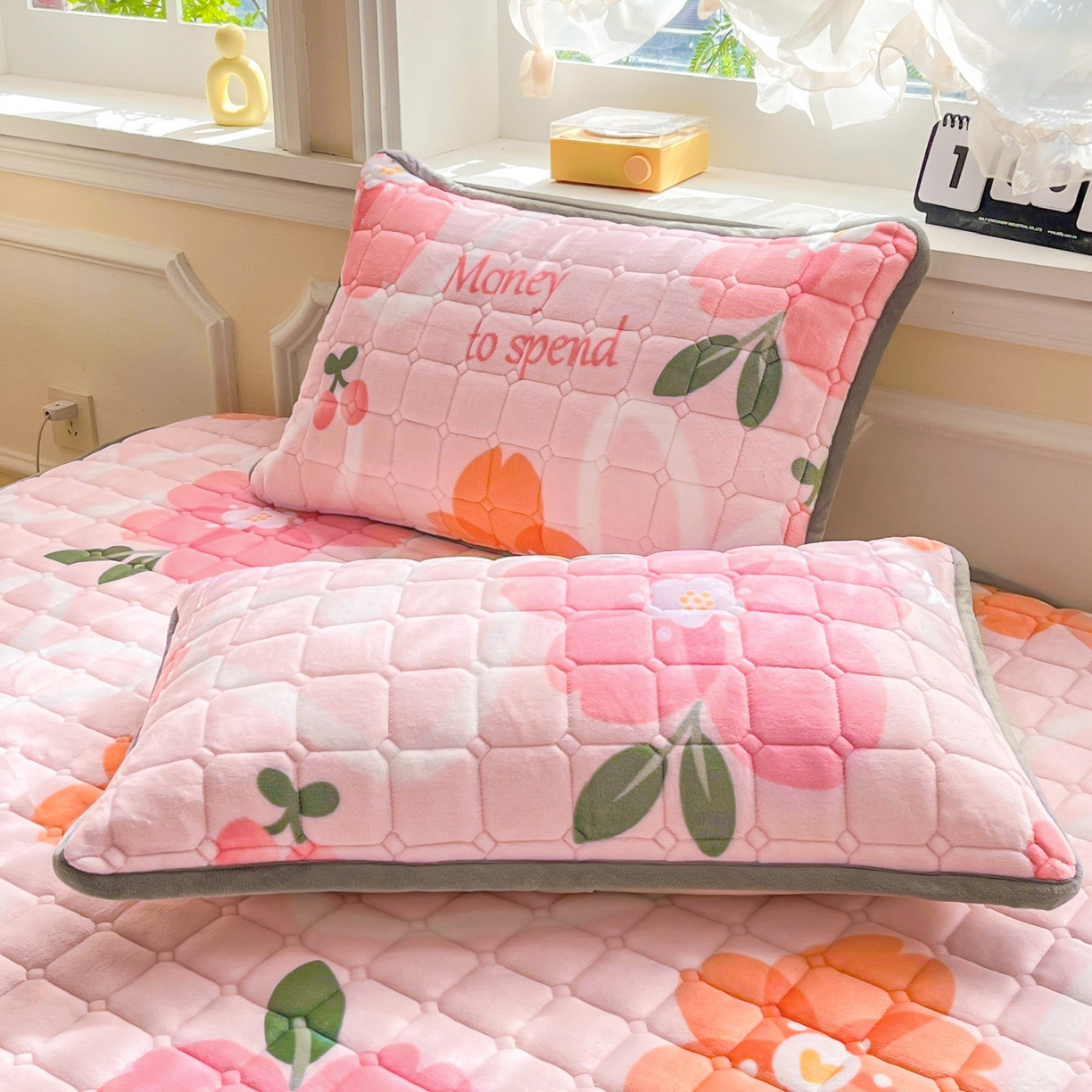 91家纺网 家纺一手货源 找家纺 小叮当家纺仓储工厂店 2025新款牛奶绒夹棉印花床垫床护垫大床图 绒床垫-花簇甜憩粉色