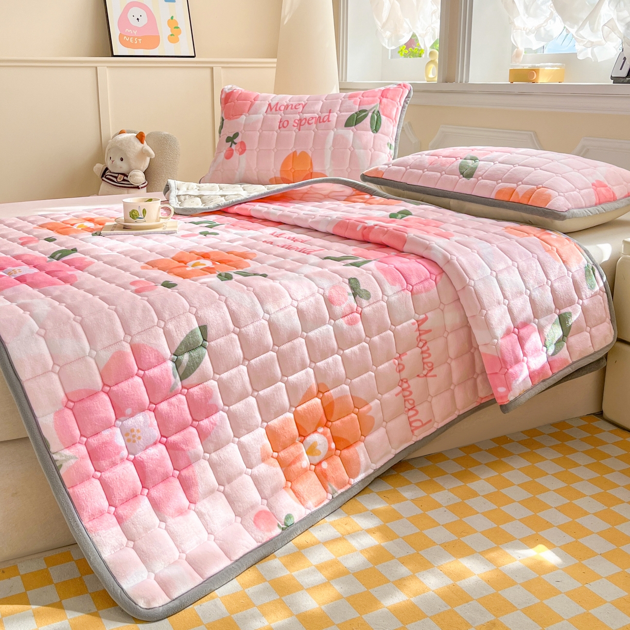 91家纺网 家纺一手货源 找家纺 小叮当家纺仓储工厂店 2025新款牛奶绒夹棉印花床垫床护垫大床图 绒床垫-花簇甜憩粉色