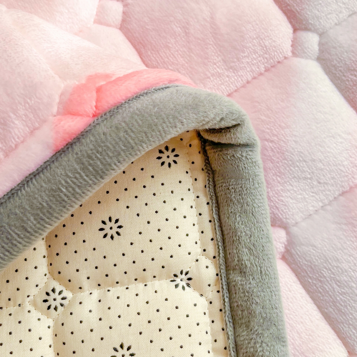 91家纺网 家纺一手货源 找家纺 小叮当家纺仓储工厂店 2025新款牛奶绒夹棉印花床垫床护垫大床图 绒床垫-花簇甜憩粉色