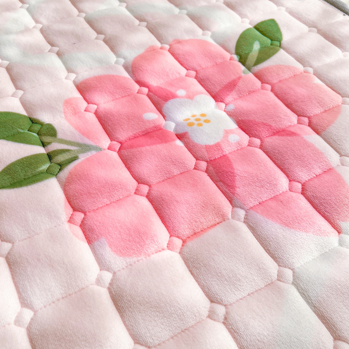 91家纺网 家纺一手货源 找家纺 小叮当家纺仓储工厂店 2025新款牛奶绒夹棉印花床垫床护垫大床图 绒床垫-花簇甜憩粉色