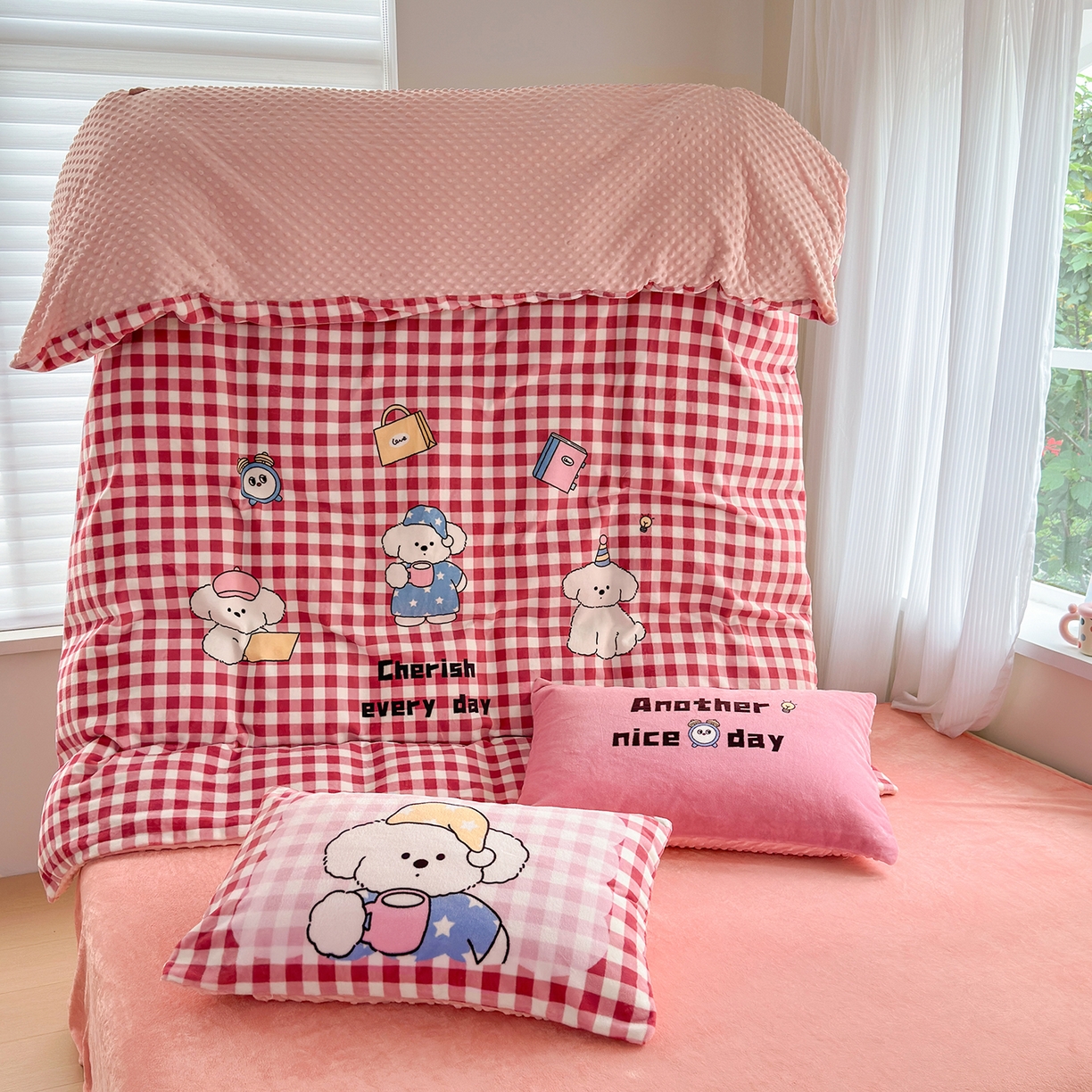 91家纺网 家纺一手货源 找家纺 星期八 2025新款卡通大版牛奶绒豆豆绒数码印花四件套 粉格汪