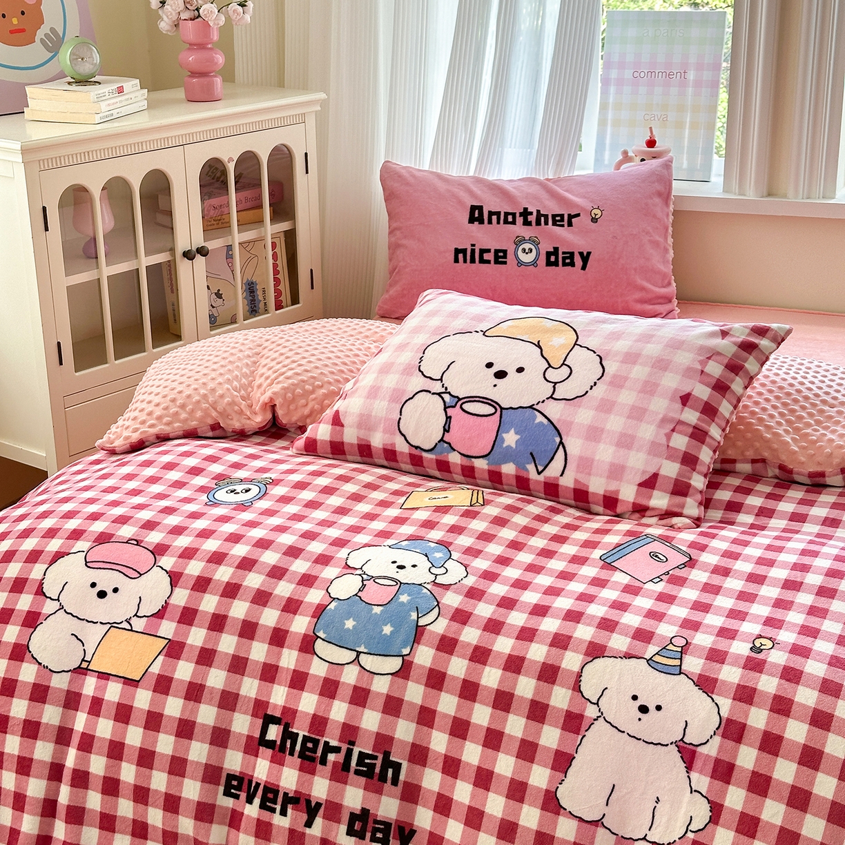 91家纺网 家纺一手货源 找家纺 星期八 2025新款卡通大版牛奶绒豆豆绒数码印花四件套 粉格汪