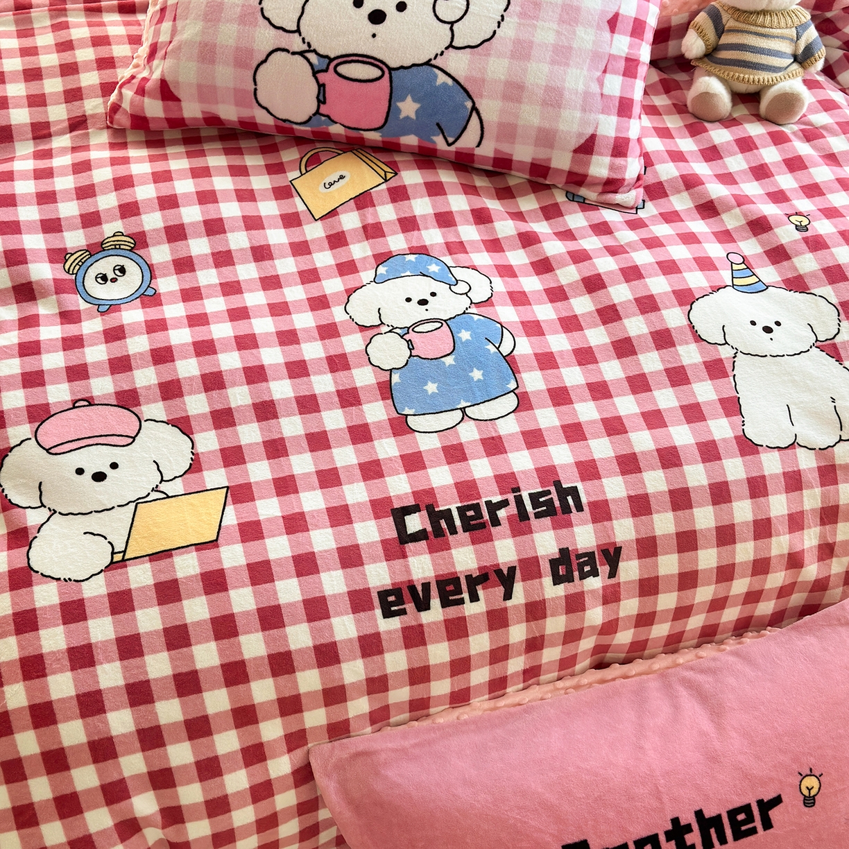 91家纺网 家纺一手货源 找家纺 星期八 2025新款卡通大版牛奶绒豆豆绒数码印花四件套 粉格汪