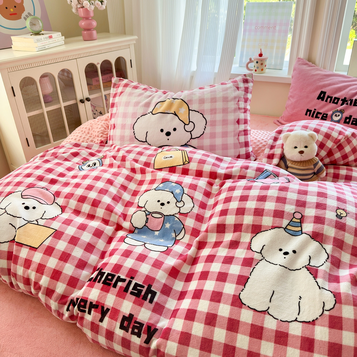 91家纺网 家纺一手货源 找家纺 星期八 2025新款卡通大版牛奶绒豆豆绒数码印花四件套 粉格汪