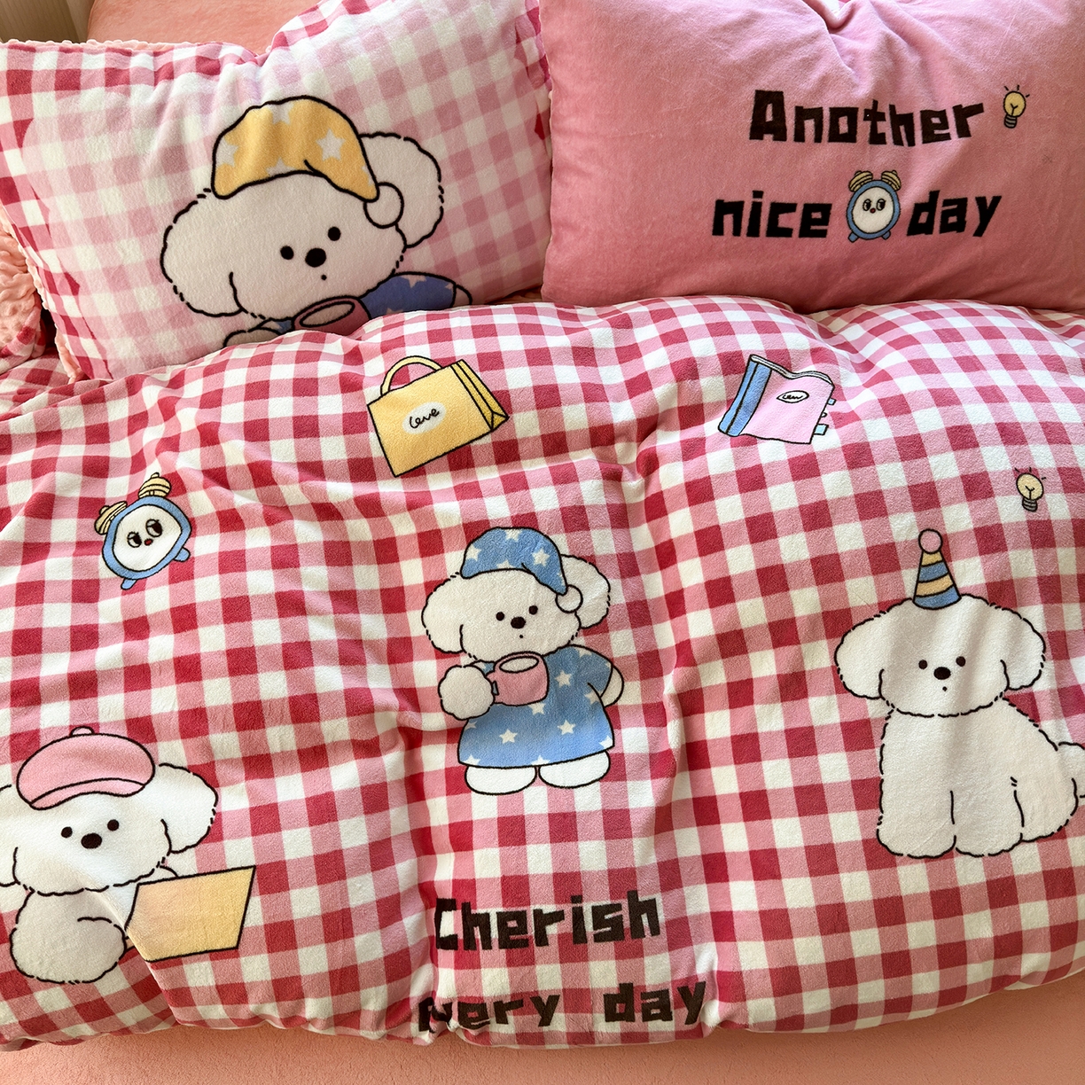 91家纺网 家纺一手货源 找家纺 星期八 2025新款卡通大版牛奶绒豆豆绒数码印花四件套 粉格汪