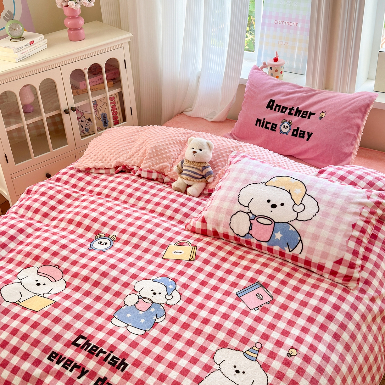 91家纺网 家纺一手货源 找家纺 星期八 2025新款卡通大版牛奶绒豆豆绒数码印花四件套 粉格汪