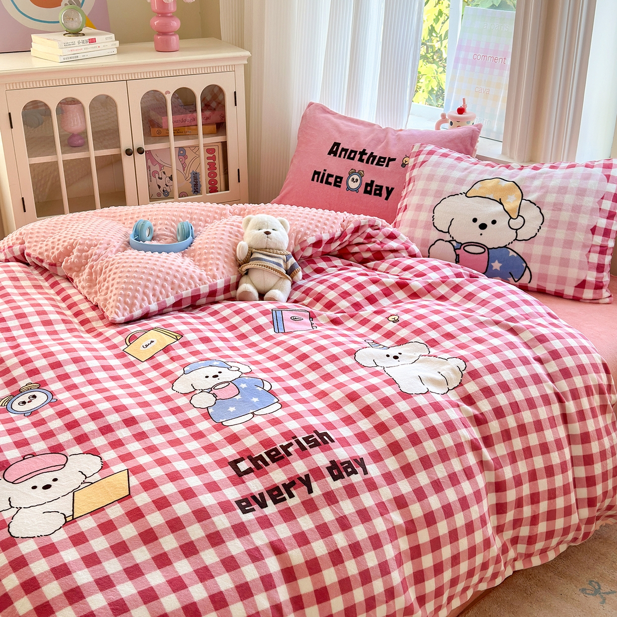 91家纺网 家纺一手货源 找家纺 星期八 2025新款卡通大版牛奶绒豆豆绒数码印花四件套 粉格汪