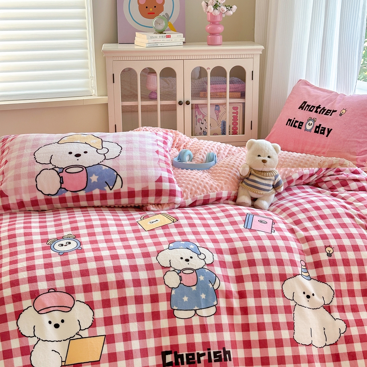 91家纺网 家纺一手货源 找家纺 星期八 2025新款卡通大版牛奶绒豆豆绒数码印花四件套 粉格汪