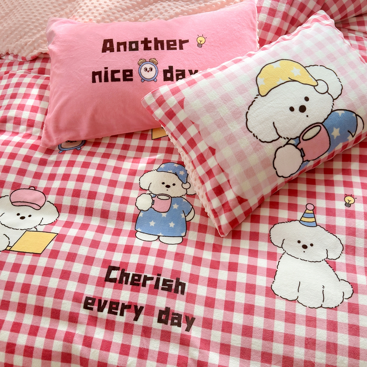 91家纺网 家纺一手货源 找家纺 星期八 2025新款卡通大版牛奶绒豆豆绒数码印花四件套 粉格汪