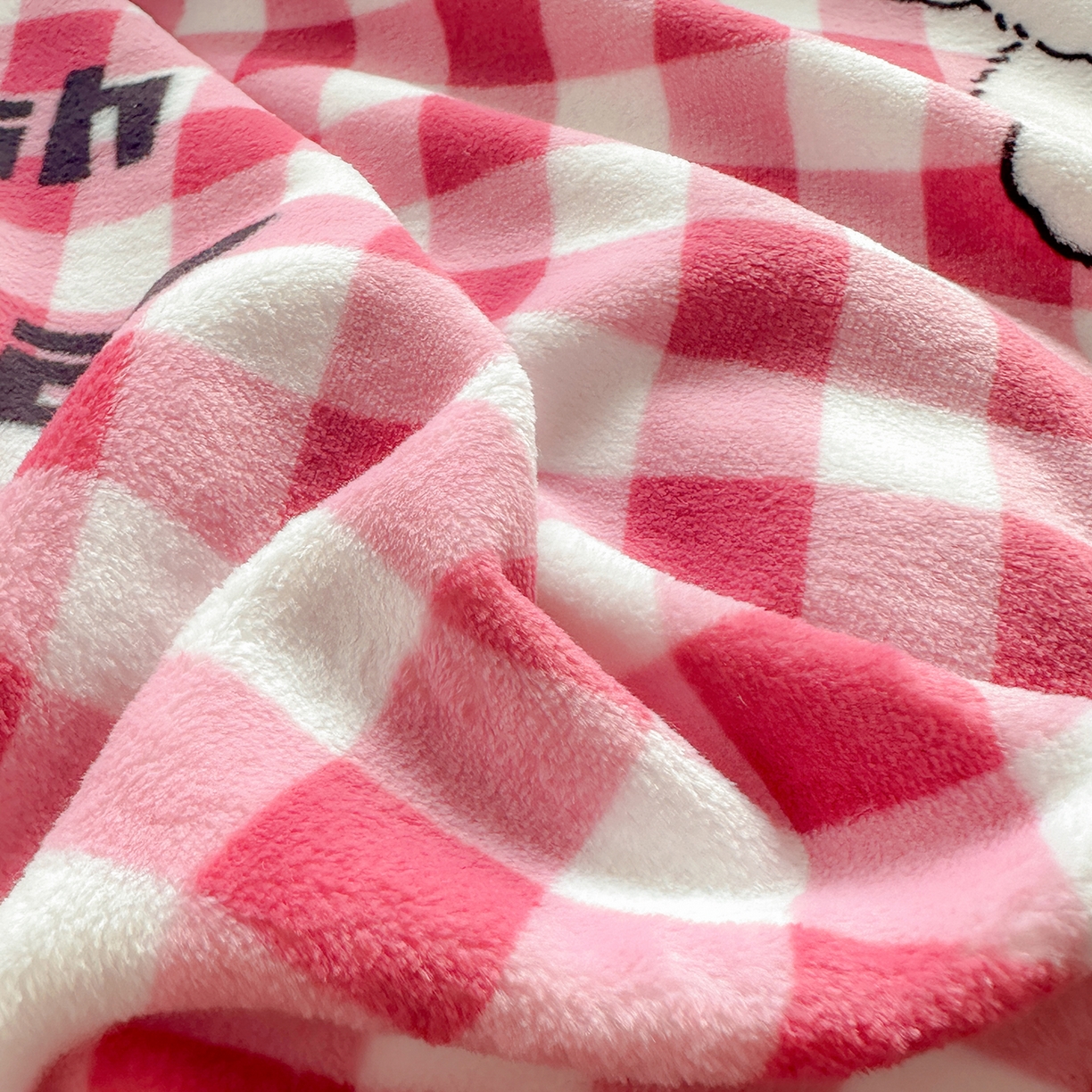 91家纺网 家纺一手货源 找家纺 星期八 2025新款卡通大版牛奶绒豆豆绒数码印花四件套 粉格汪