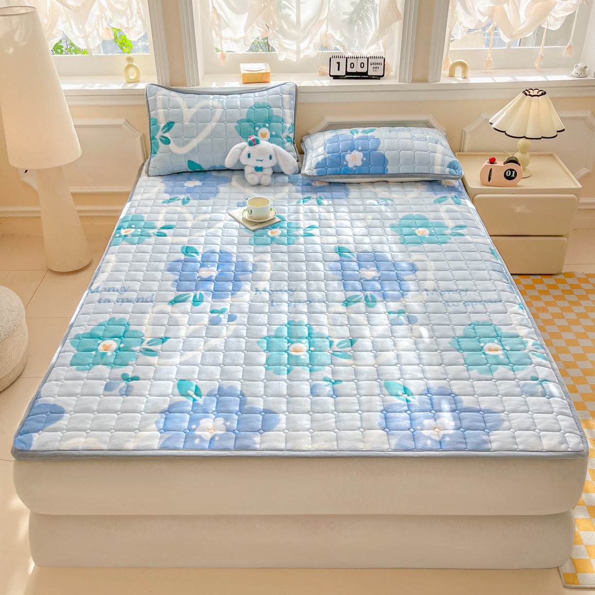 91家纺网 家纺一手货源 找家纺 小叮当家纺仓储工厂店 2025新款牛奶绒夹棉印花床垫床护垫大床图 绒床垫-花簇甜憩蓝色