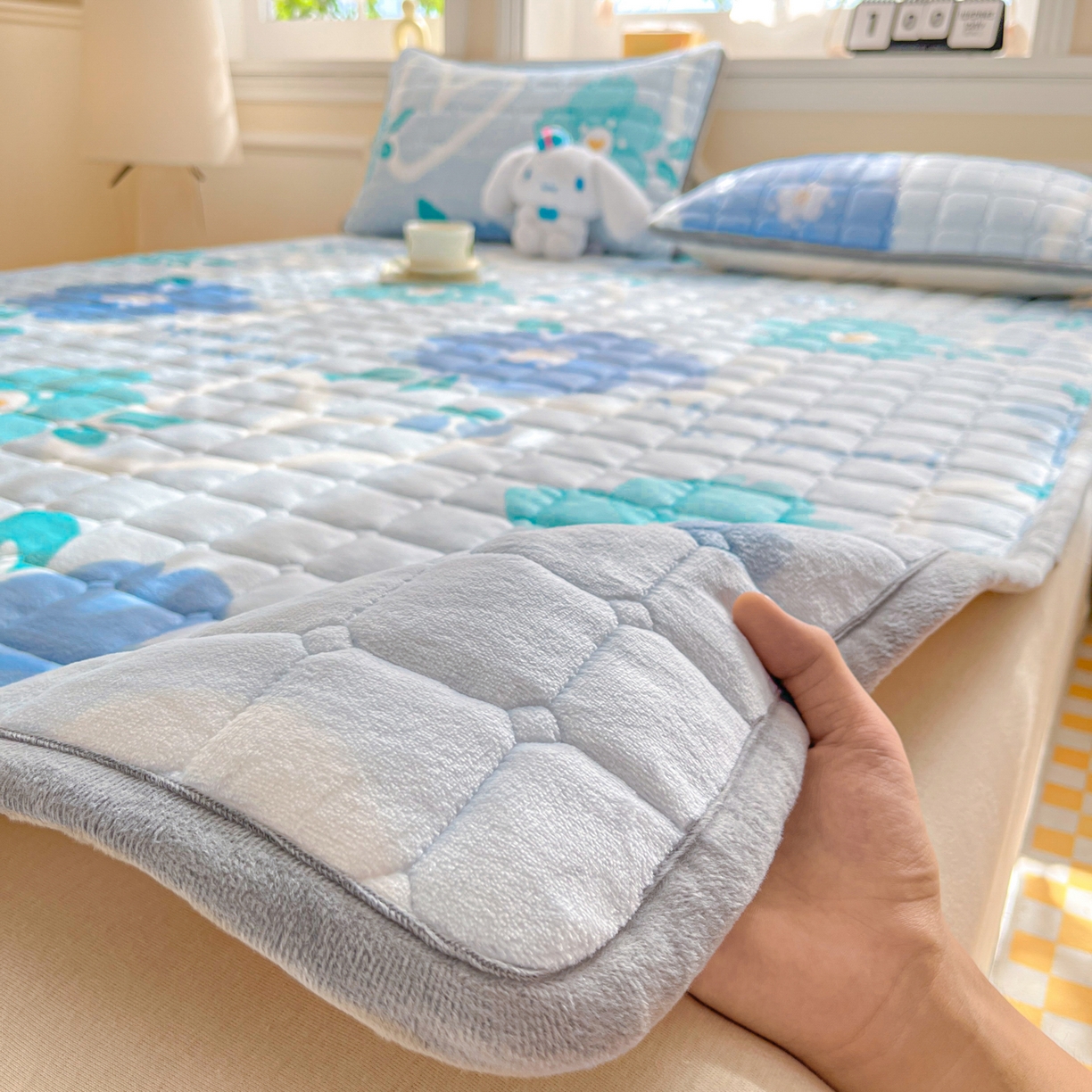 91家纺网 家纺一手货源 找家纺 小叮当家纺仓储工厂店 2025新款牛奶绒夹棉印花床垫床护垫大床图 绒床垫-花簇甜憩蓝色