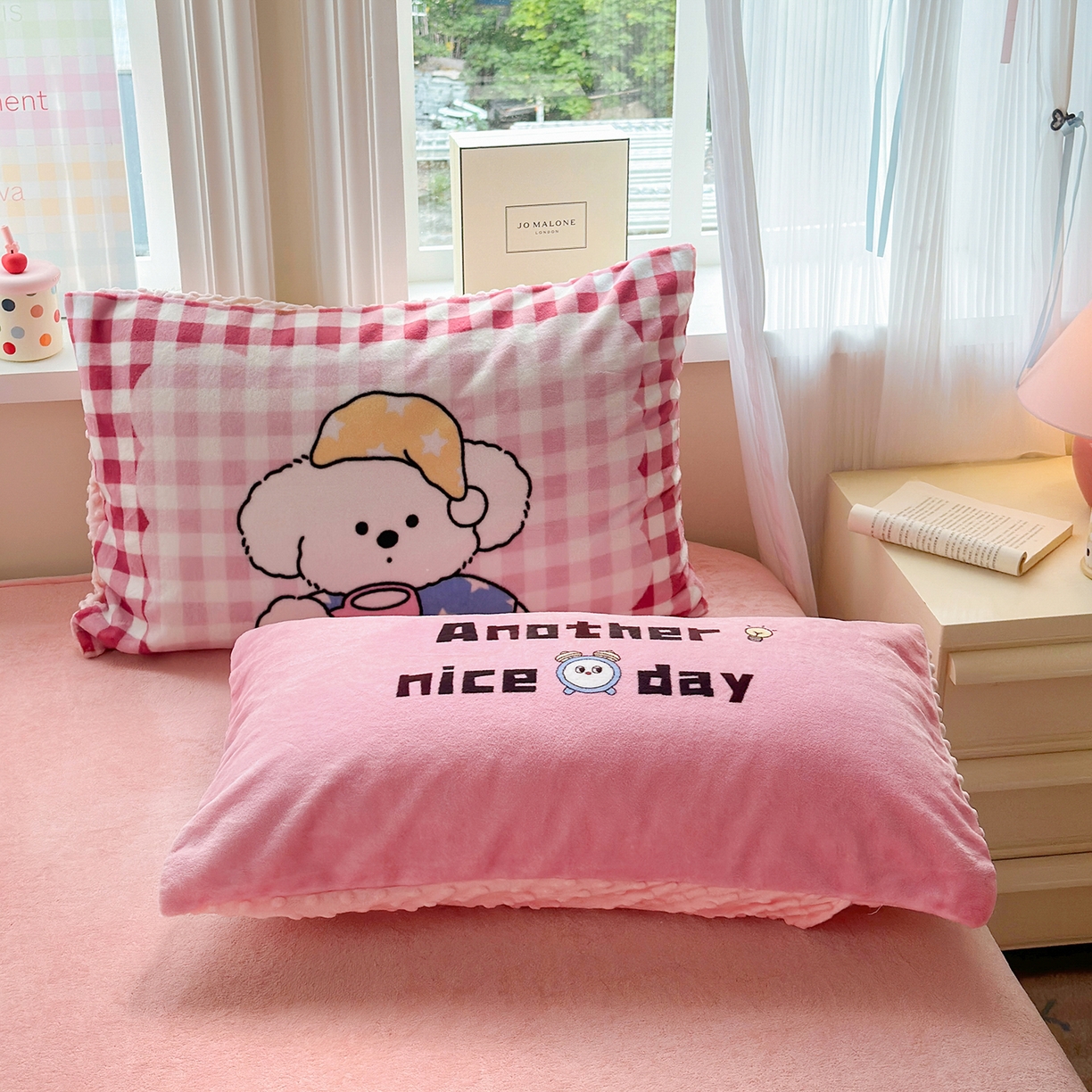 91家纺网 家纺一手货源 找家纺 星期八 2025新款卡通大版牛奶绒豆豆绒数码印花四件套 粉格汪