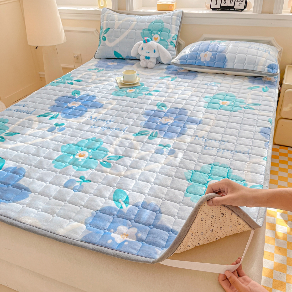 91家纺网 家纺一手货源 找家纺 小叮当家纺仓储工厂店 2025新款牛奶绒夹棉印花床垫床护垫大床图 绒床垫-花簇甜憩蓝色