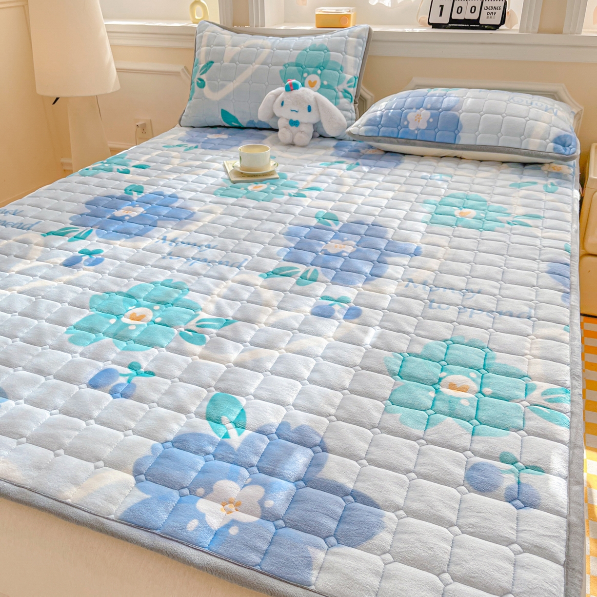 91家纺网 家纺一手货源 找家纺 小叮当家纺仓储工厂店 2025新款牛奶绒夹棉印花床垫床护垫大床图 绒床垫-花簇甜憩蓝色