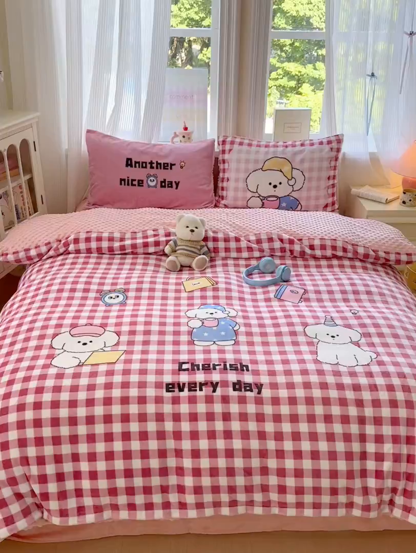 91家纺网 家纺一手货源 找家纺 星期八 2025新款卡通大版牛奶绒豆豆绒数码印花四件套 粉格汪