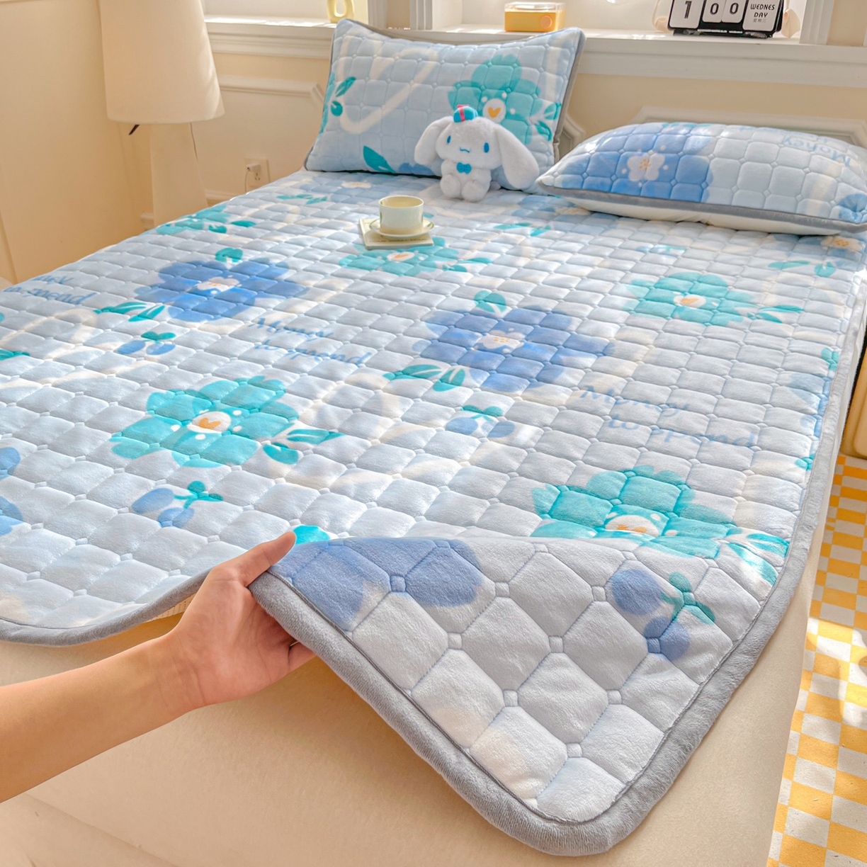 91家纺网 家纺一手货源 找家纺 小叮当家纺仓储工厂店 2025新款牛奶绒夹棉印花床垫床护垫大床图 绒床垫-花簇甜憩蓝色