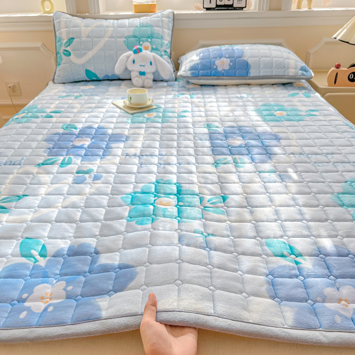 91家纺网 家纺一手货源 找家纺 小叮当家纺仓储工厂店 2025新款牛奶绒夹棉印花床垫床护垫大床图 绒床垫-花簇甜憩蓝色
