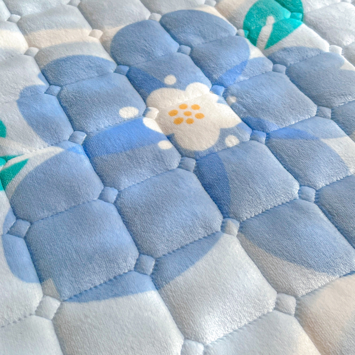 91家纺网 家纺一手货源 找家纺 小叮当家纺仓储工厂店 2025新款牛奶绒夹棉印花床垫床护垫大床图 绒床垫-花簇甜憩蓝色