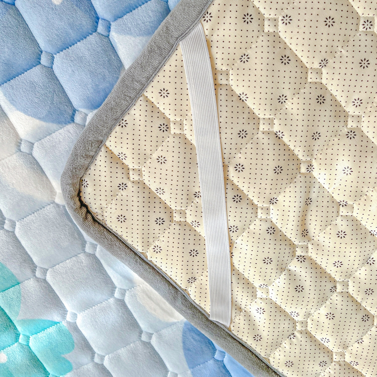 91家纺网 家纺一手货源 找家纺 小叮当家纺仓储工厂店 2025新款牛奶绒夹棉印花床垫床护垫大床图 绒床垫-花簇甜憩蓝色