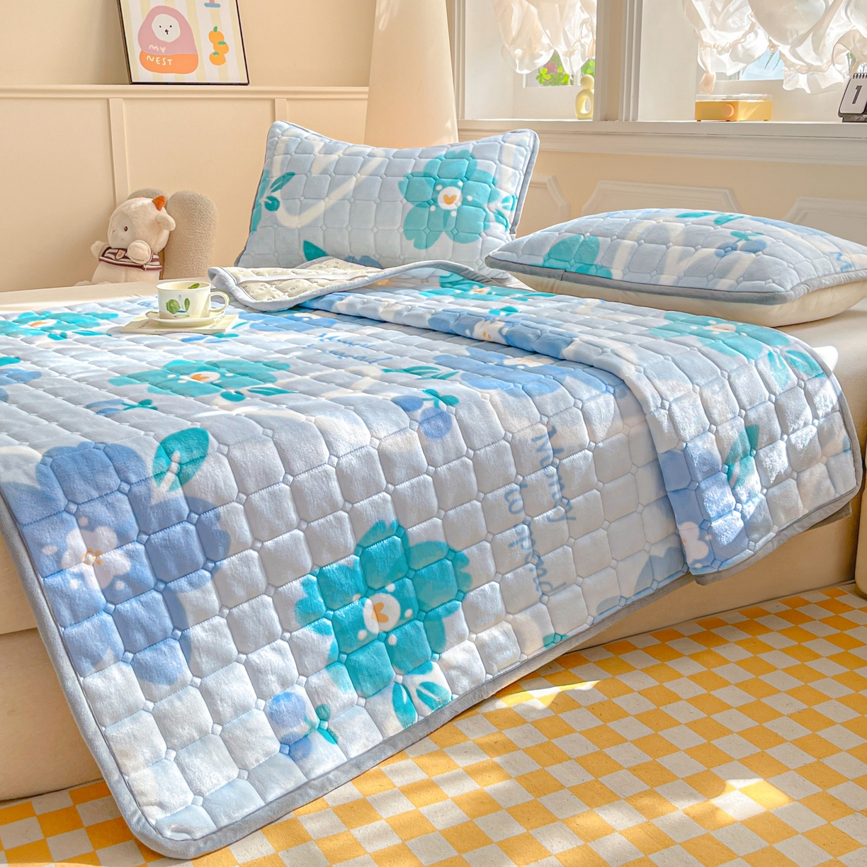 91家纺网 家纺一手货源 找家纺 小叮当家纺仓储工厂店 2025新款牛奶绒夹棉印花床垫床护垫大床图 绒床垫-花簇甜憩蓝色