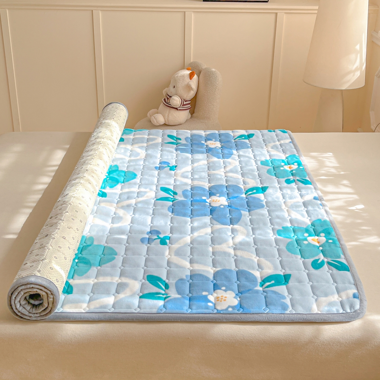 91家纺网 家纺一手货源 找家纺 小叮当家纺仓储工厂店 2025新款牛奶绒夹棉印花床垫床护垫大床图 绒床垫-花簇甜憩蓝色