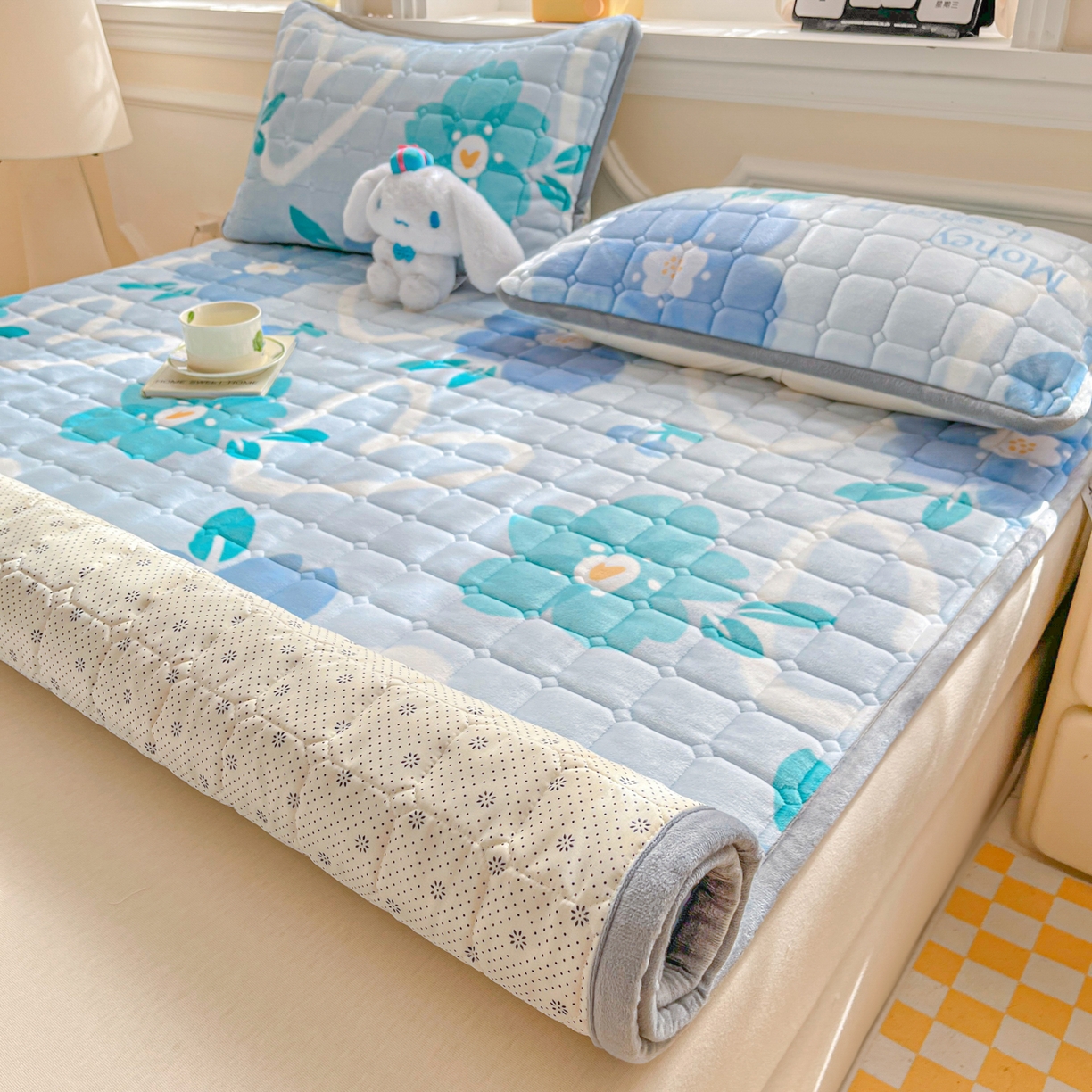 91家纺网 家纺一手货源 找家纺 小叮当家纺仓储工厂店 2025新款牛奶绒夹棉印花床垫床护垫大床图 绒床垫-花簇甜憩蓝色